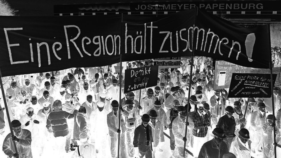 Während die Papenburg für die Zukunft der Meyer Werft kämpften, wie auf dieser Demo im Jahr 1999, wollten die Grünen den Werft-Standort verlagern. Foto: dpa