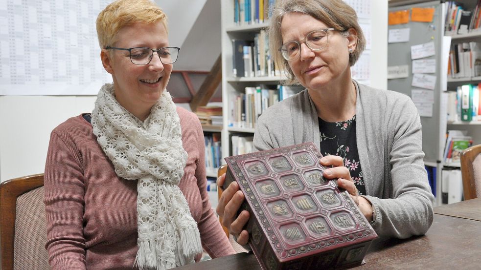 Dr. Julia Kaffarnik und Dr. Heike Ritter-Eden gehen davon aus, dass das Kästchen um 1930 entstanden sein könnte. Foto: Ullrich
