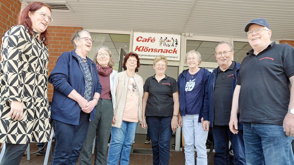 Stets gut gelaunt: das Team des Café Klönsnack in Warsingsfehn. Foto: Lüppen