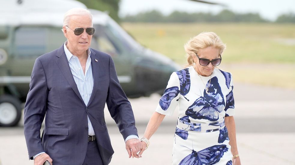 Joe Biden und seine Ehefrau Jill - die First Lady hat in den vergangenen Tagen demonstrativ ihre Unterstützung für den US-Präsidenten gezeigt. Foto: Evan Vucci/AP/dpa