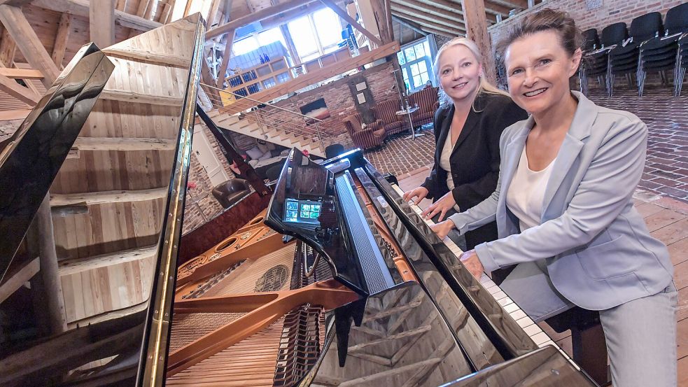Jacqueline Baumann (links) und Kathrin Haarstick leiten die Konzertreihe "Weltklassik am Klavier". Foto: Ortgies