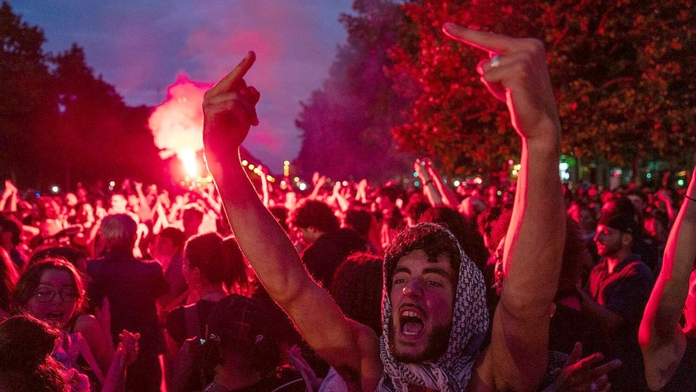 Ein wütender Demonstrant demonstriert in Paris. Foto: Louise Delmotte/AP/dpa