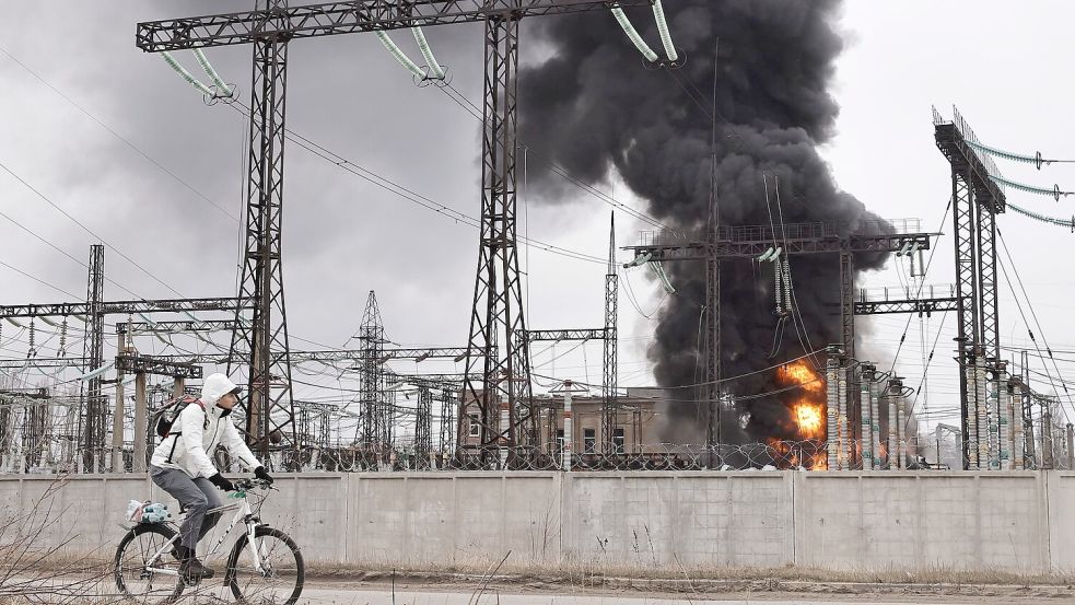 Ein Großteil der ukrainischen Energie-Infrastruktur fällt durch die russischen Angriffe mittlerweile aus Foto: Yevhen Titov/AP/dpa