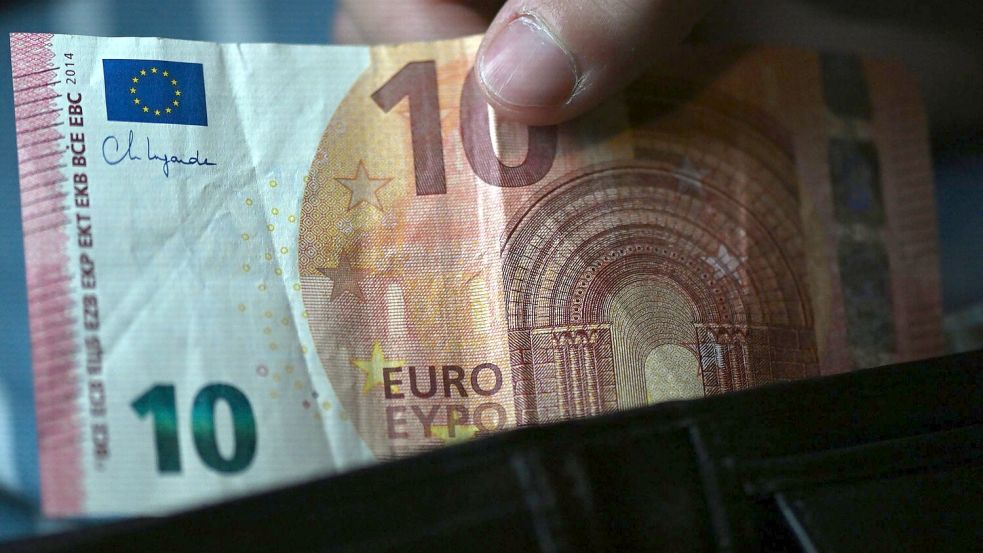 Laut einer Umfrage greifen die meisten Deutschen bei Rechnungen bis zu 20 Euro zum Bargeld. Foto: Federico Gambarini/dpa