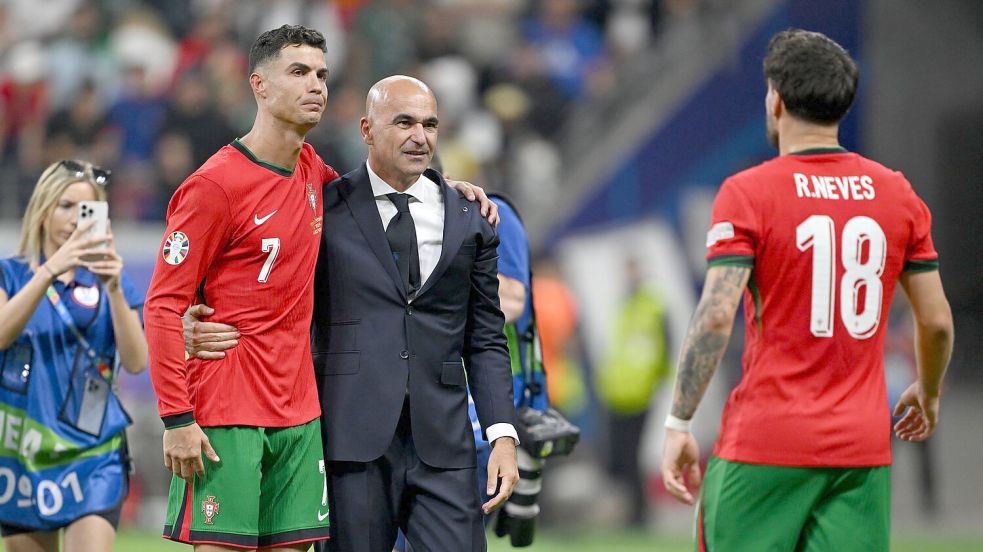 Ronaldo musste nach seinem verschossenen Elfmeter getröstet werden. Foto: Arne Dedert/dpa
