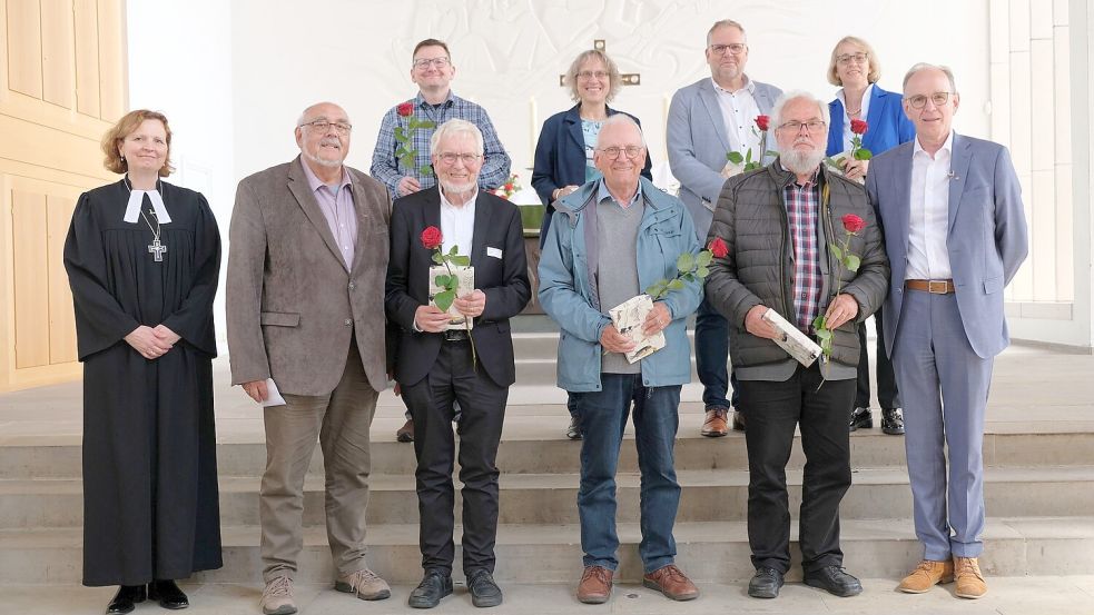 Landesbischof Ralf Meister (rechts), Regionalbischöfin Sabine Schiermeyer (links) und Pastor i. R. Anneus Buisman vom Hannoverschen Pfarrverein (2. von links) ehrten Jubilare (hintere Reihe, von links): Dr. Markus Auffermann, Ulrike Goudschaal, Thomas Kersten und Dr. Hannegreth Grundmanns sowie (vorne, von links): Gernot Wollé, Volker Köster und Guntram Tscharntke.