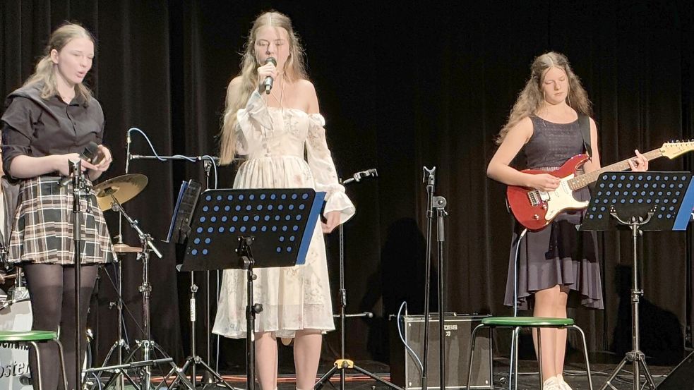 Die Schülerband NNN, bestehend aus (von links) Leevke Schröder, Daria Engraf und Svenja Klöver machte Musik. Fotos: privat