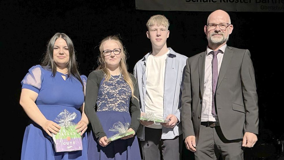 Schulleiter Karsten Gövert (von rechts) gratulierte den Jahrgangsbesten Hauke Meinen, Meike Assing und Bianca Murgoci.