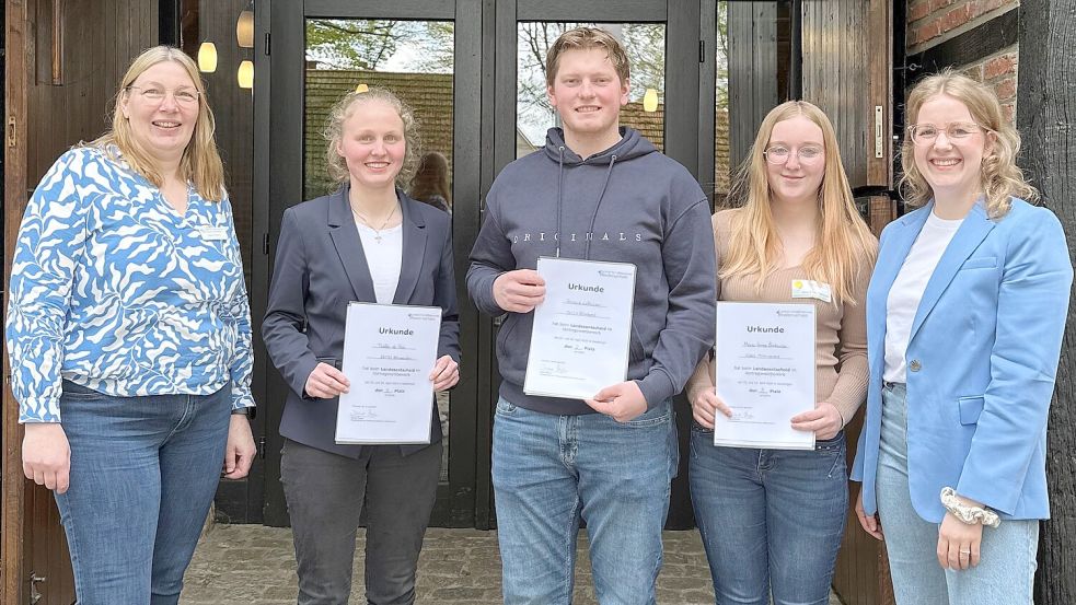 LWK-Vizepräsidentin Dagmar Heyens (von links) gratulierte Teelke de Vries, Frederik Lattwesen und Maria Emma Badewien, die in der Altersgruppe ab 16 Jahren überzeugten. Mit ihnen freut sich Ausbildungsberaterin Lea Maria Thobe. Foto: Anna Beier/LWK