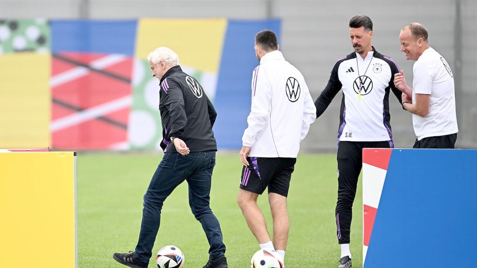 Auch DFB-Sportdirektor Rudi Völler (l) war beim Training der deutschen Nationalmannschaft anwesend. Foto: Federico Gambarini/dpa