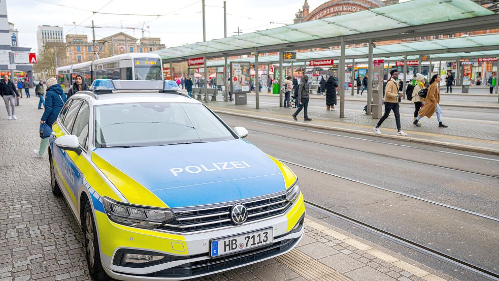 Neun Monate nach einem brutalen Raubüberfall im Bremer Bahnhofsumfeld hat die Polizei Fotos der mutmaßlichen Täter veröffentlicht. Foto: dpa