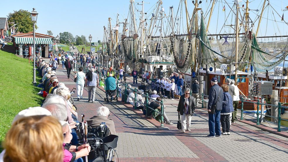 Noch ist es ruhig in Greetsiel. Kommende Woche könnte es am Hafen aber wieder voll werden. Foto: Archiv/Wagenaar