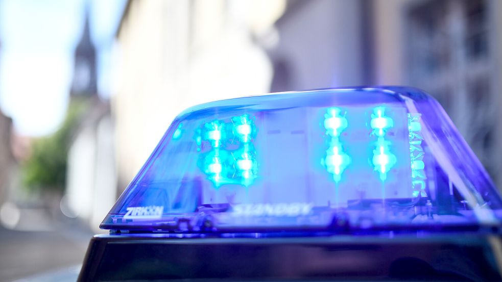 Die Polizei sucht nach einem etwa 40 bis 50 Jahre alten Mann, der die Einnahmen einer Tankstelle in Bremen-Hastedt gestohlen hat. Foto: Patrick Seeger