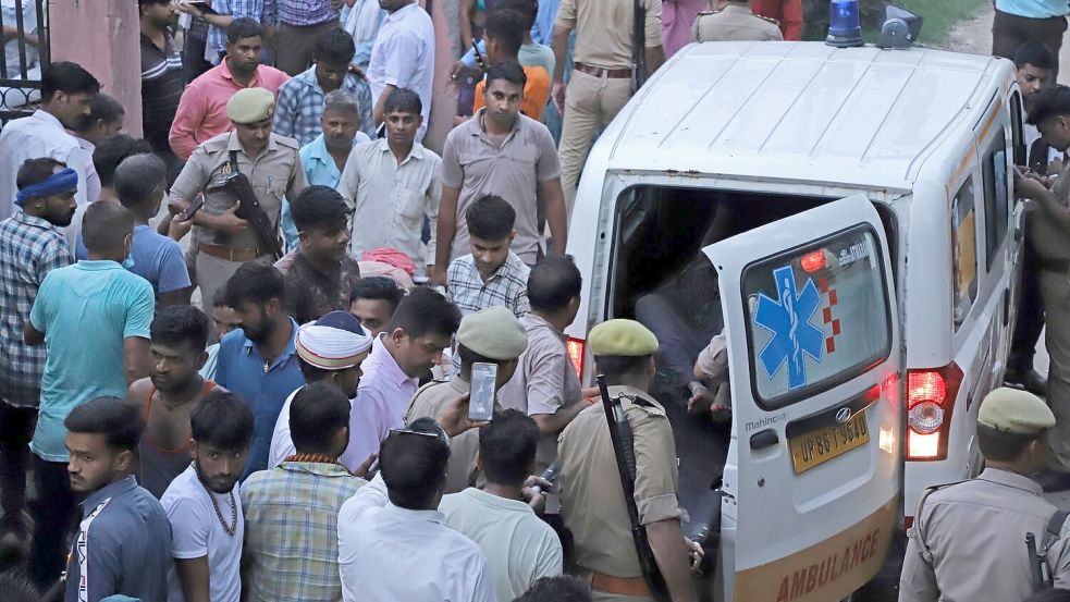 Bei einer Massenpanik in Indien sind mindestens 107 Menschen gestorben - vor allem Frauen und Kinder. Foto: Manoj Aligadi/AP/dpa