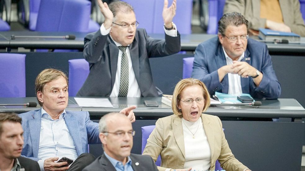 Stephan Brandner, Beatrix von Storch und weitere Abgeordnete der AfD nehmen an einer Aktuellen Stunde im Bundestag teil. Foto: Kay Nietfeld/dpa