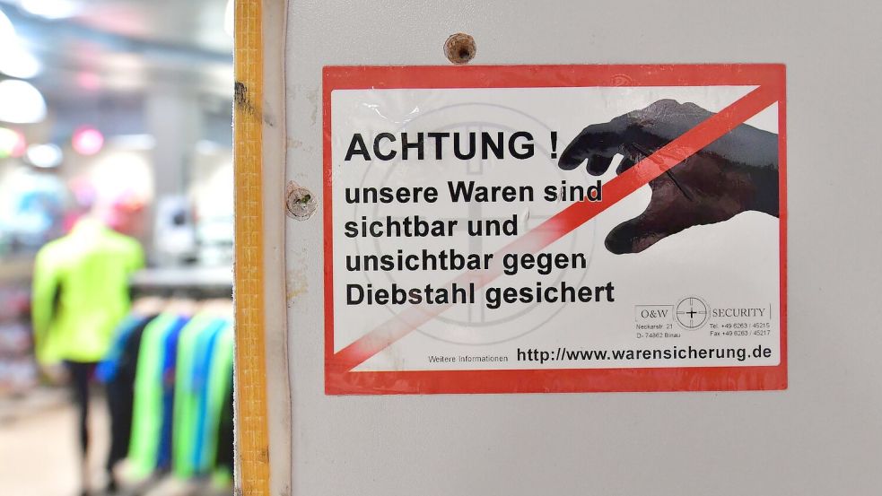 Geschäfte verstärken ihre Überwachung gegen Langfinger. Foto: Martin Schutt/dpa-Zentralbild/dpa