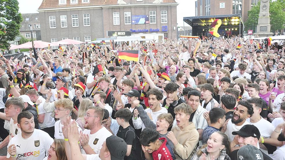 Tausende feierten den deutschen Achtelfinalerfolg über Dänemark auf dem Denkmalsplatz in Leer. Am Freitag zieht das Public Viewing um. Foto: Wolters