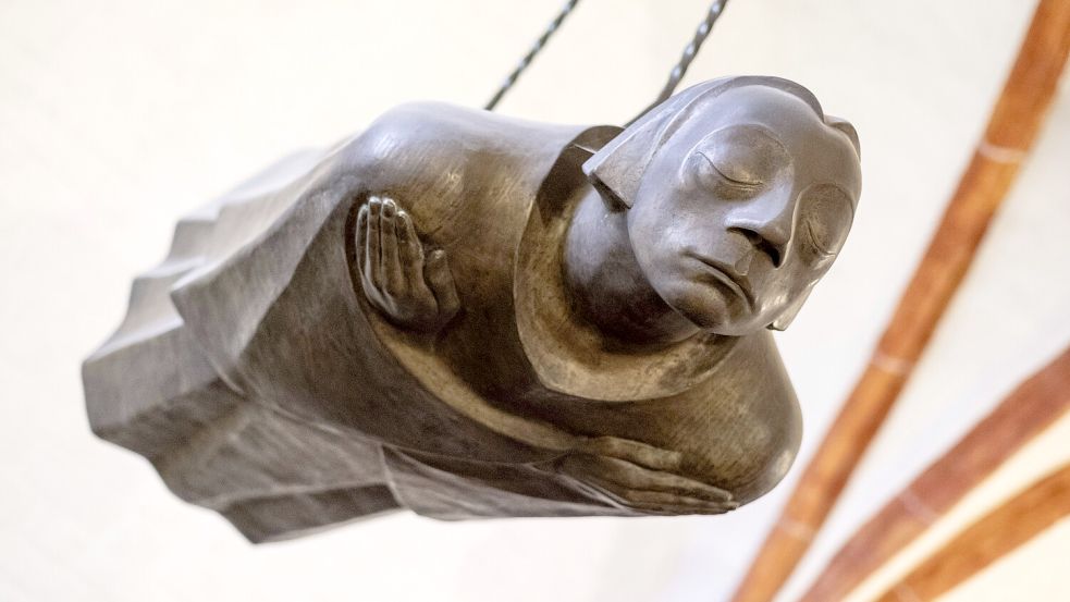 Eigentlich ein Ehrenmal für die Toten des 1. Weltkrieges, inzwischen längst eine Legende der modernen Skulptur: Ernst Barlachs Schwebender Engel, das Güstrower Ehrenmal im Güstrower Dom. Foto: IMAGO/Fotoagentur Nordlicht