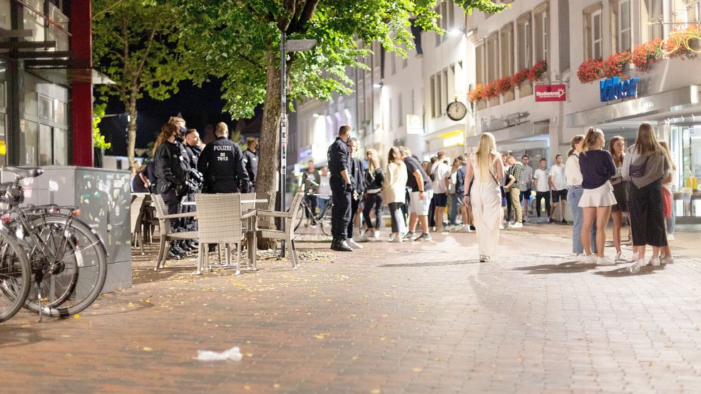 Die Polizei ging im Juli 2020 entschieden gegen Besucher auf dem Lingener Marktplatz vor, die dort Alkohol konsumierten. Foto: Schroer/Archiv