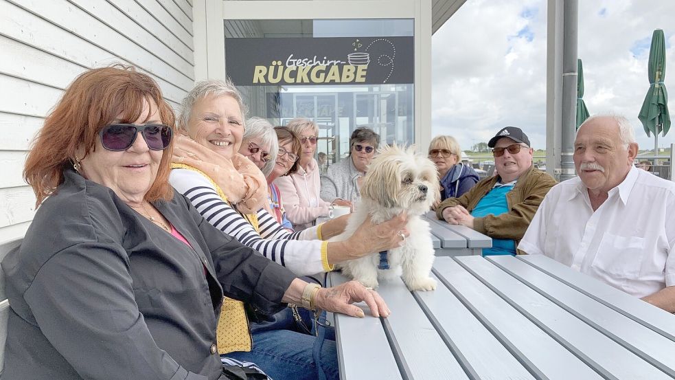 Alle neu in Carolinensiel, oder fast neu: Einmal in der Woche treffen sich Zugezogene zum Kaffee im Wattkieker. Foto: Oltmanns