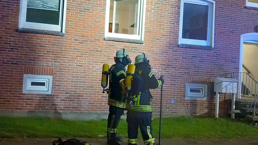 Unter Atemschutz waren die Feuerwehrleute in Barenburg in Einsatz. Foto: Feuerwehr Emden