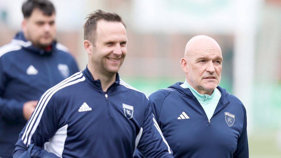 Die Trainer Stefan Emmerling (links) und Markus Unger freuen sich auf den VfB Oldenburg. Archivfoto: Doden/Emden