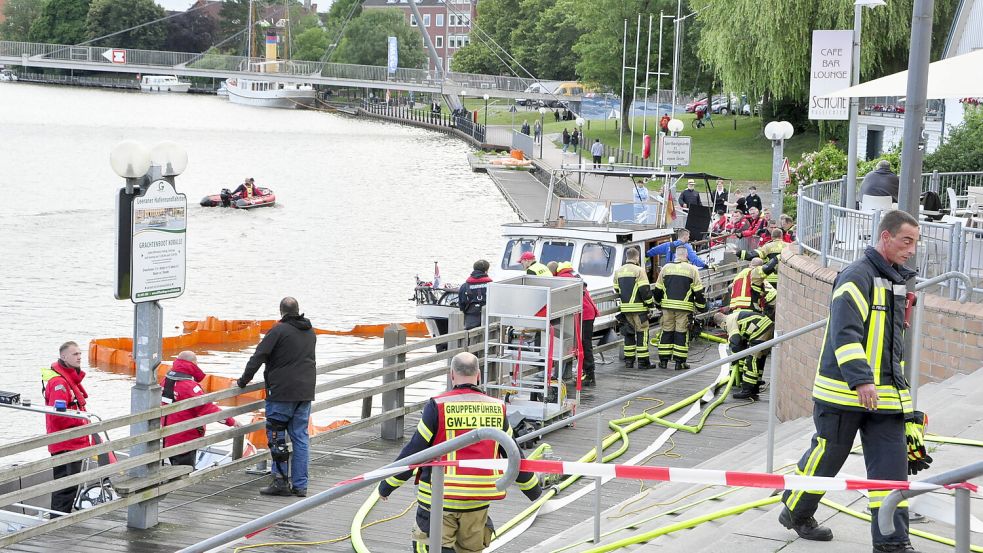 Die Feuerwehr war am Mittwochabend im Leeraner Hafen im Einsatz. Foto: Wolters