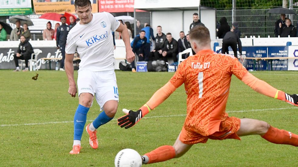 Marek Janssen trifft in dieser Szene zum 5:0-Pausenstand für den SV Meppen. Fotos: Damm