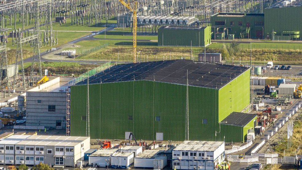 Drei Konverterstationen vom Stromnetzbetreiber Tennet befinden sich im Borssumer Hammrich. Das Foto ist im Oktober 2022 entstanden. Foto: Tennet/Archiv