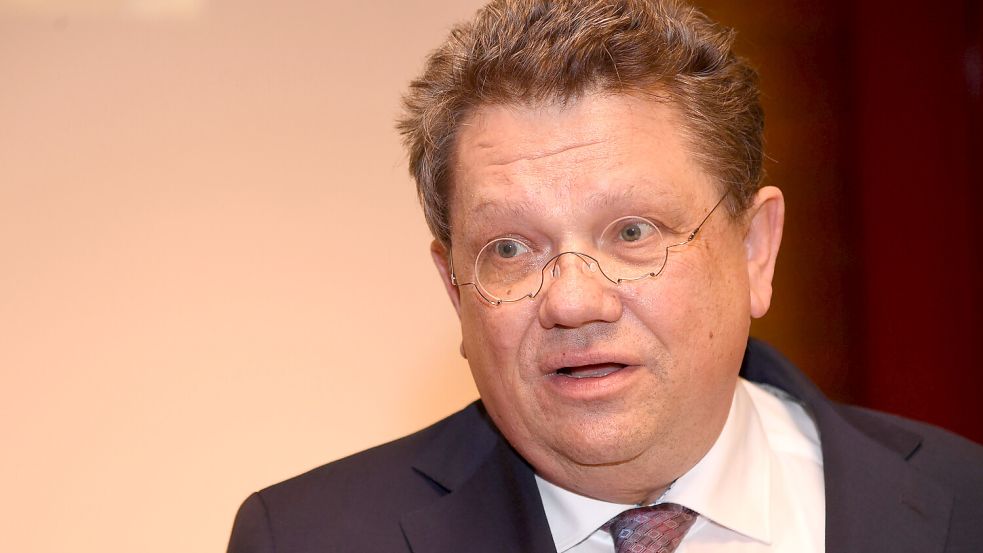 Die Auricher CDU-Landtagsabgeordnete Saskia Buschmann hat Gesundheitsminister Dr. Andreas Philippi (Foto) damit konfrontiert, dass die Landesregierung im April 2023 von niedrigeren Kosten der ostfriesischen Zentralklinik ausging als die Zentralklinik-Planer. Archivfoto: Ellinger