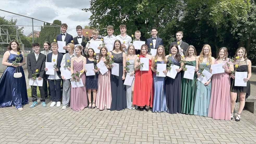 Die Klassen stellten sich nach dem Erhalt ihrer Zeugnisse zu Erinnerungsfotos auf. Dieses Bild zeigt die 10 a der Oberschule Bunde. Foto: privat