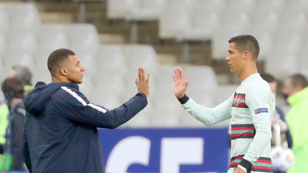 Treffen im EM-Viertelfinale aufeinander: Frankreichs Kylian Mbappé (l) und Portugals Cristiano Ronaldo. Foto: Thibault Camus/AP/dpa