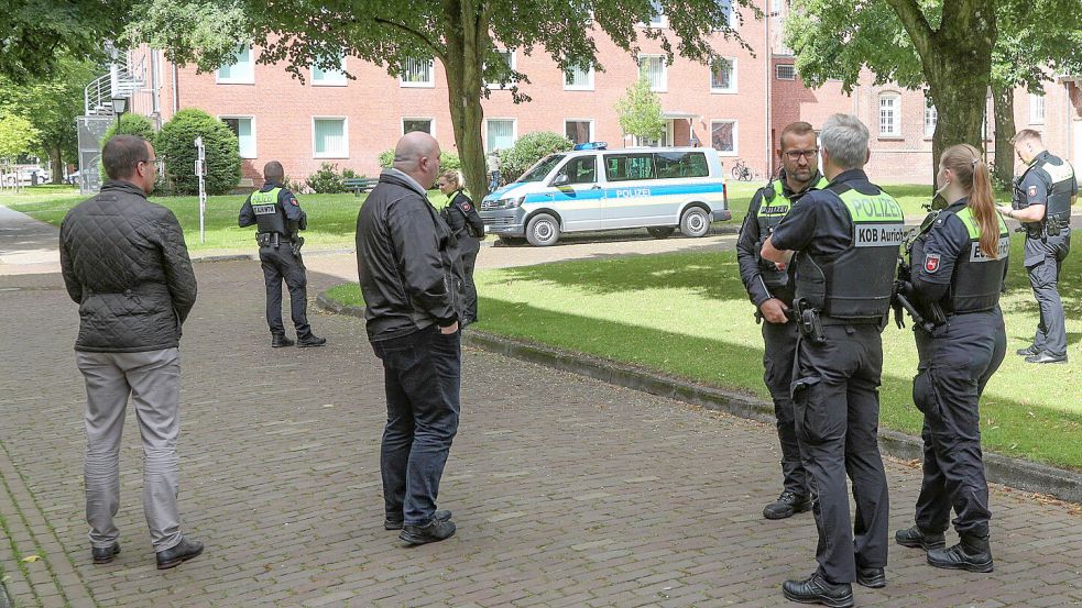 Sechs Polizeibeamte, zwei Vertreter vom Ordnungsamt und drei Angestellte vom Staatsschutz beobachteten die Demo. Foto: Romuald Banik