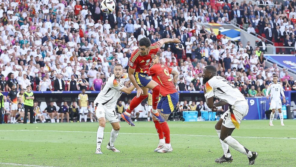 Die Entscheidung: Mikel Merino köpft unbedrängt zum 2:1 für Spanien ein. Foto: IMAGO/Shutterstock