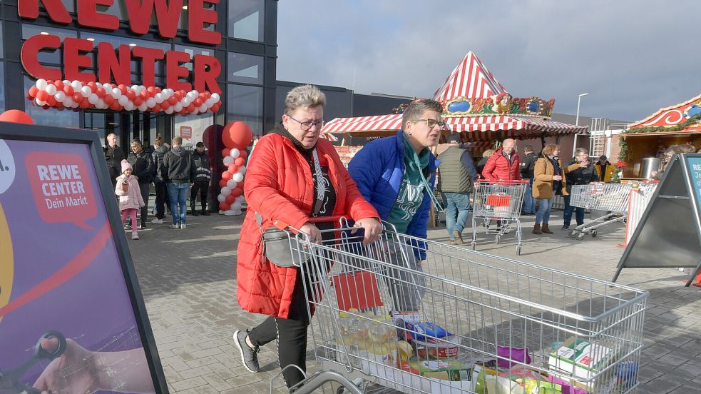 Das im November 2023 eröffnete Rewe-Center in Emden-Harsweg hat die Einkaufswagen schon dauerhaft von der Kette gelassen. Foto: Ortgies/Archiv