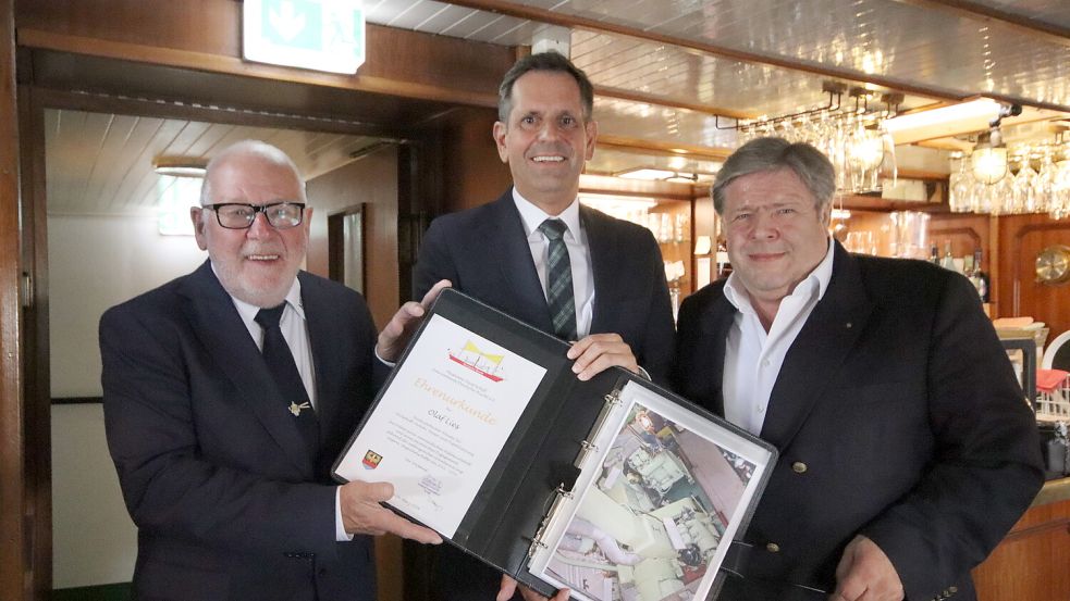 Vorsitzender des Feuerschiffsvereins Heinz-Günther Buß (von links) überreichte Minister Olaf Lies zusammen mit Frank Wessels, Vorsitzender des Nautischen Vereins, die Urkunde. Foto: Cornelius