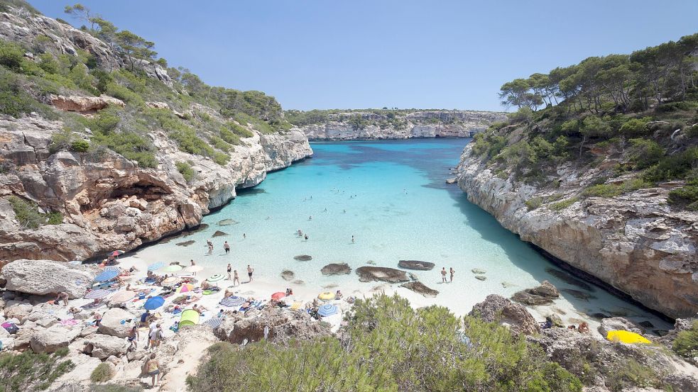 Nur noch selten Idylle: Die winzige Bucht und der Strand Caló d‘es Moro sind kein Geheimtipp bei Touristen mehr. Foto: imago/imagebroker