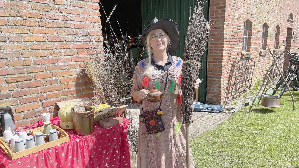 Hexenbesen fliegen lernen, Besen binden und Zaubertränke zu bereiten: Renate Janssen lässt sich jeden Monat eine neue Überraschung für die „Kinnertied“ während des Handwerkertages im Dörpmuseum einfallen. Foto: Wittich