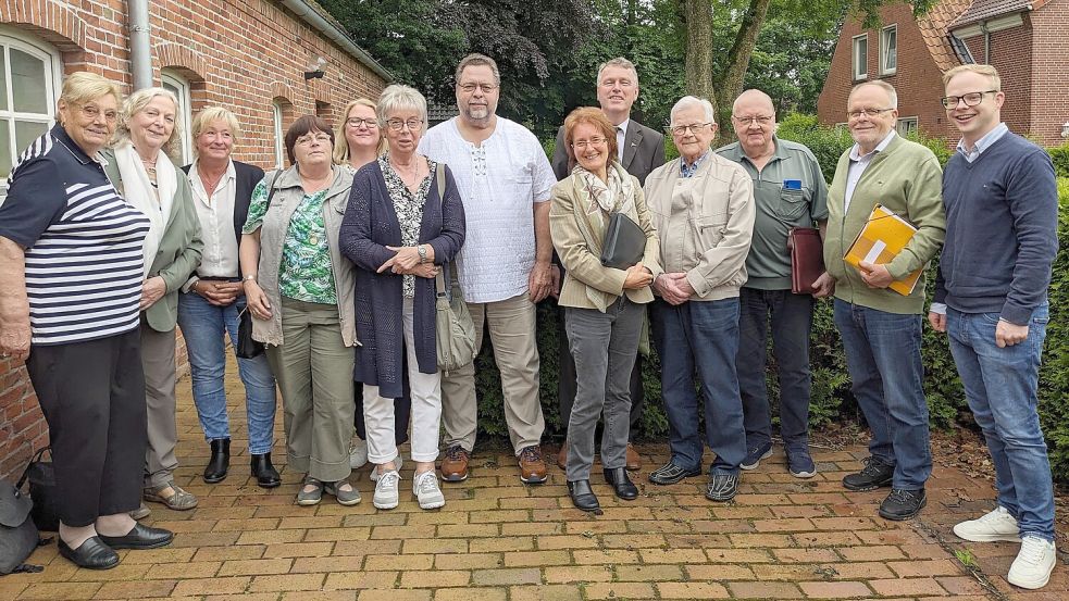 Die AWO im Kreisverband Aurich hat ihren Vorstand neu gewählt. Das Bild zeigt von links: Hinrika Groen (stellvertretende Vorsitzende), Veronika Saathoff (Beisitzerin), Claudia Delsing (Geschäftsführerin des Kreisverbandes), Hannelore Dettmers (Beisitzerin), Elke Bohlen (Sachverständige für die Arbeit mit Kindern), Thea Palm-Stiekel, Uwe Weber und Carola Fischer (alle Beisitzer), Vorsitzender Arno Ulrichs, Heinrich Pupkes (bisheriger Revisor), Klaus-Dieter Ott und Dieter Ulferts (beide Revisor) und Julian Jetses (stellvertretender Vorsitzender). Foto: privat