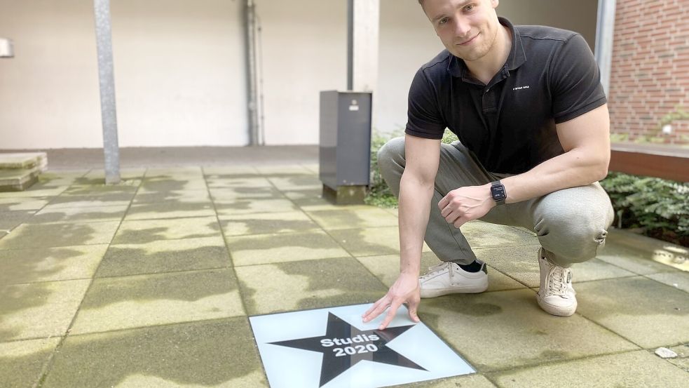 Miguel Schmock von Ohr mit der Abschluss-Platte seines Jahrganges am Campus Lingen. Foto: Esders