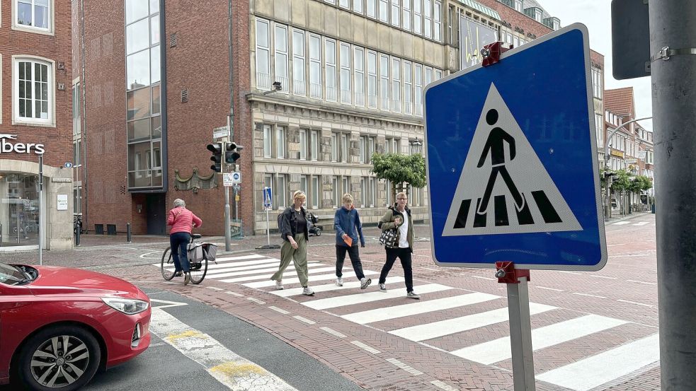 So geht‘s: sicheres Überqueren der Neutorstraße zum Stadtgarten. Foto: Schuurman