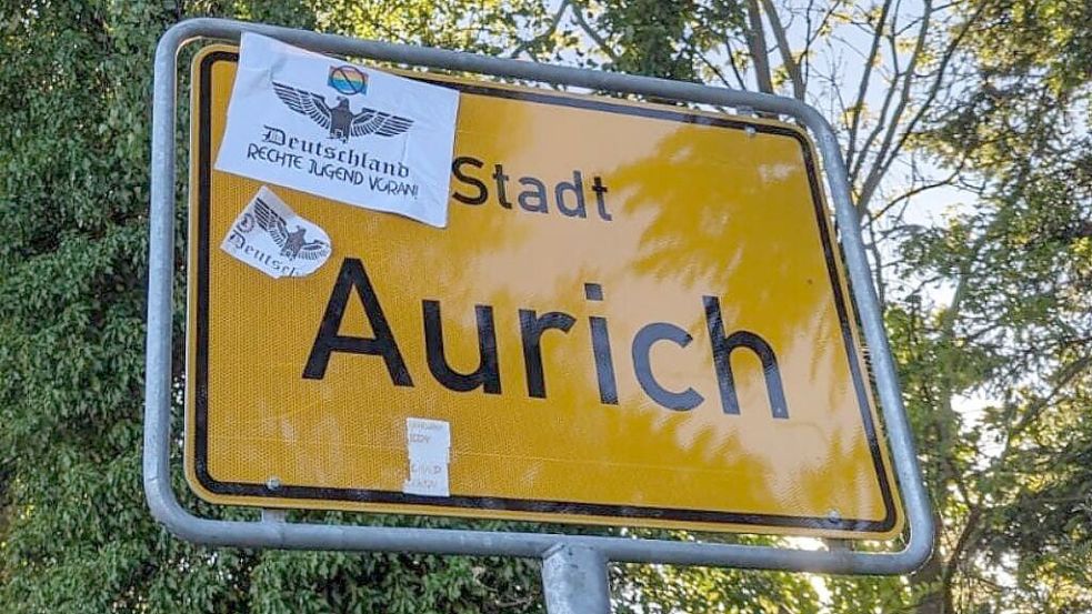 Aufkleber wie diese sin in den vergangenen Tagen verstärkt in Aurich aufgetaucht. Foto: privat