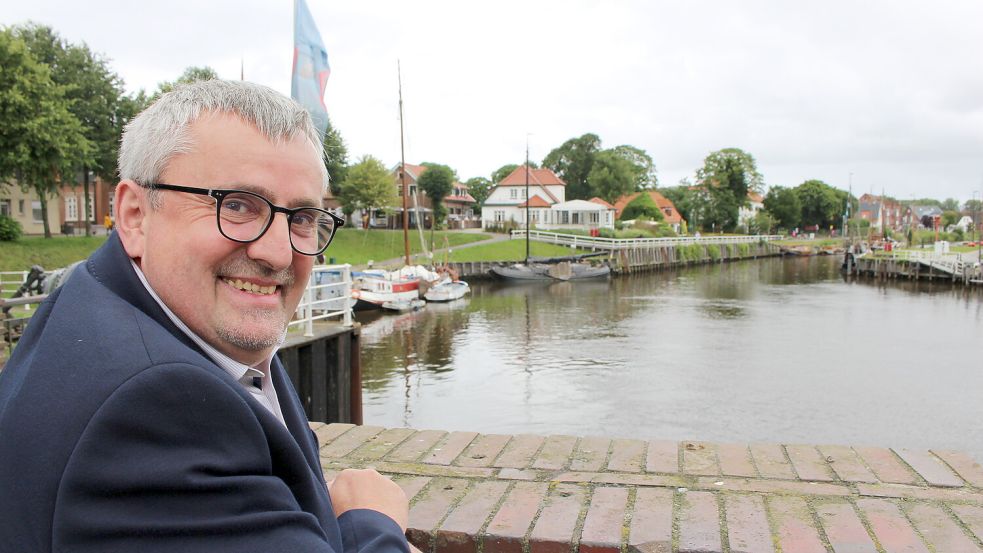 Carolinensiels Ortsvorsteher Simon Lübben am Eingang zum Museumshafen. Foto: Oltmanns