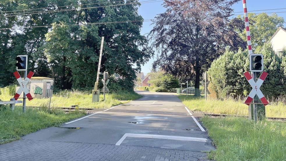 An diesem Bahnübergang in Leer hat es am Montagmorgen einen Einsatz gegeben. Foto: Nording