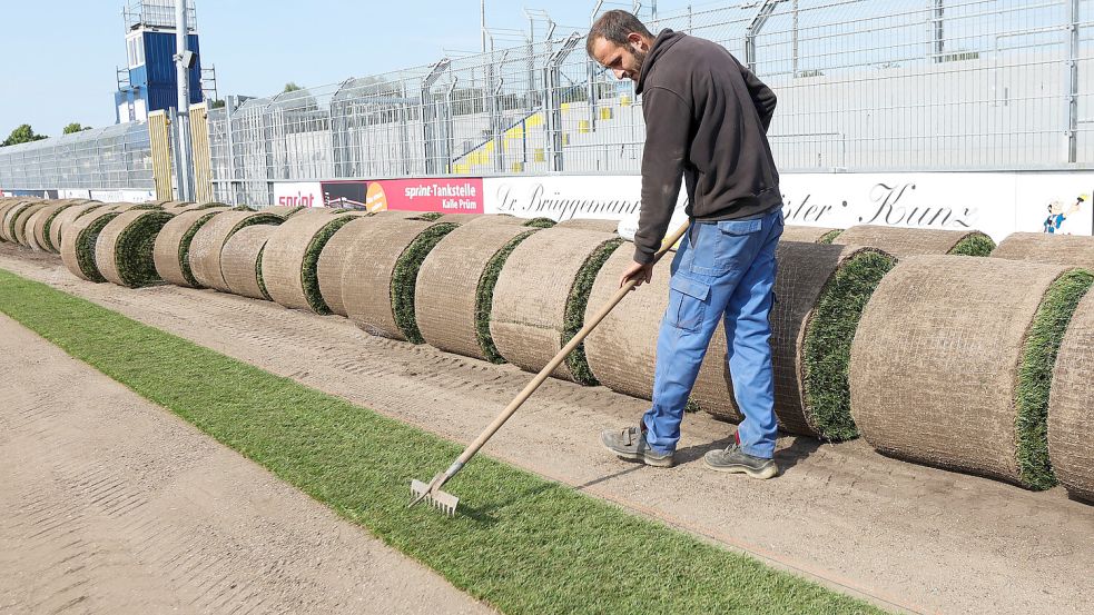 Die erste LKW-Ladung Rollrasen traf am Montag in Emden ein und wurde direkt im Kickers-Stadion verlegt. Fotos: Doden