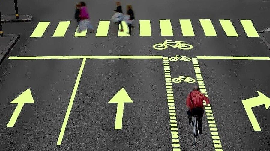 Beispiel für fluoreszierende Fahrbahnmarkierungen - aber werden die Verkehrsteinehmenden auch gesehen? Foto: privat