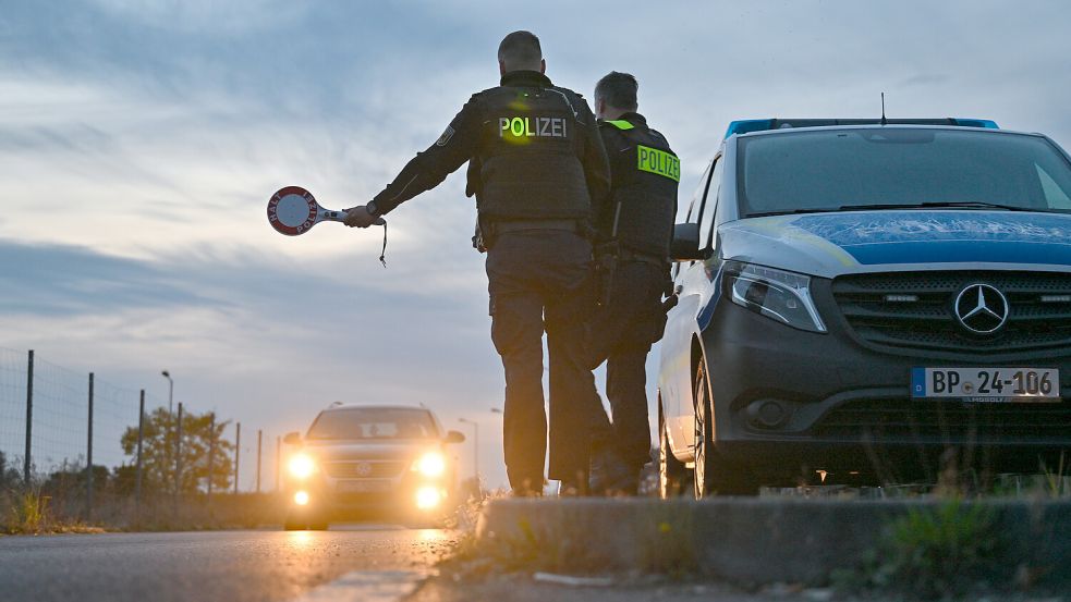 Illegale Einreise: Die Bundespolizei sucht an einem Grenzübergang nach Schleusern. Foto: Pleul/dpa