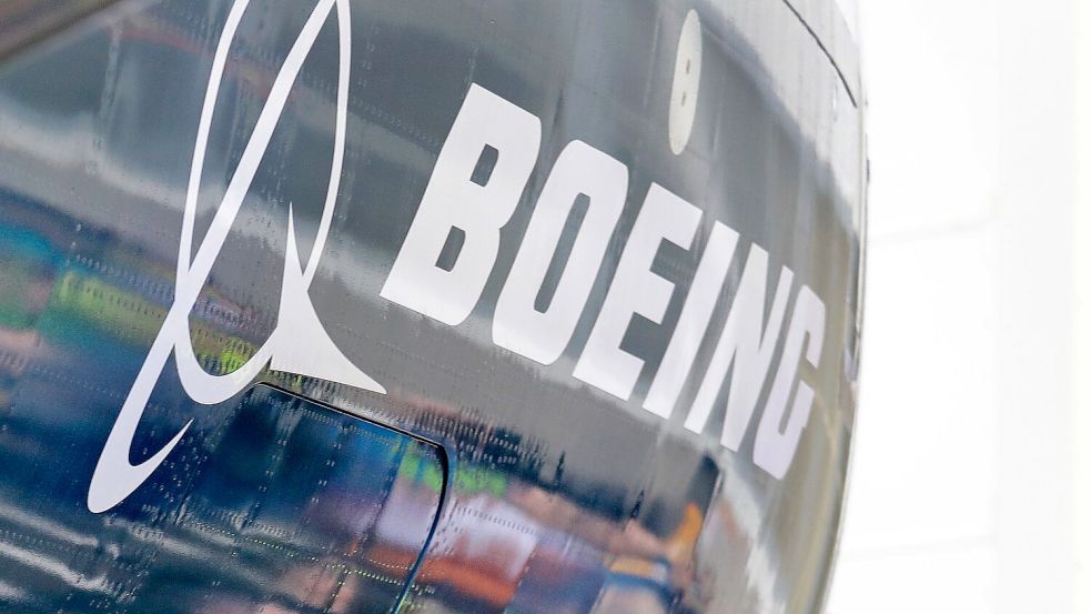 Fehlerhaftes Klebematerial kann dazu führen, dass bei einigem Flugzeugen des Typs Boeing 737 die Sauerstoff-Masken verrutschen. Nun werden hunderte Maschinen überprüft. Foto: Elaine Thompson/AP/dpa