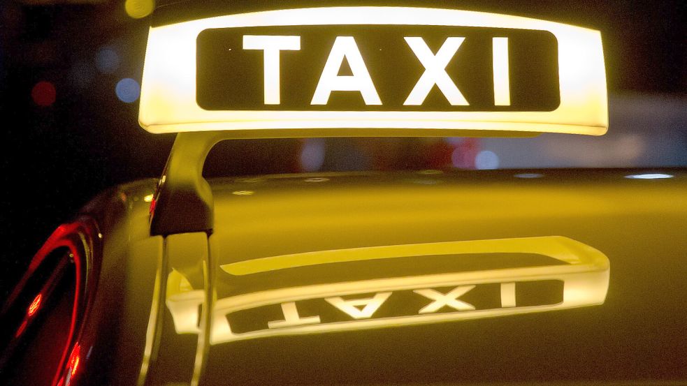 Zwei Männer haben in Bremen einen Taxifahrer ausgeraubt. Foto: Daniel Karmann / dpa