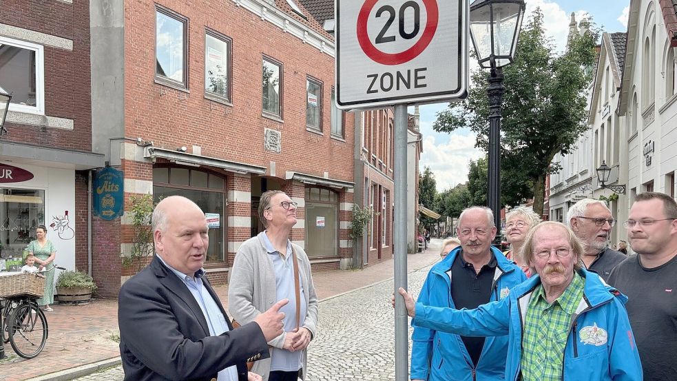 Bürgermeister Claus-Peter Horst (links) und Johannes Dröge (rechts) enthüllten zusammen mit Ratsmitgliedern das Schild der Brunnenstraße. Foto: Nording